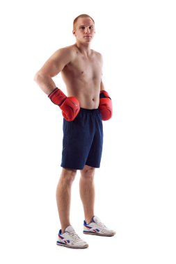 Genç erkek boxer beyaz arka plan üzerinde izole kas esneme tam uzunlukta portresi