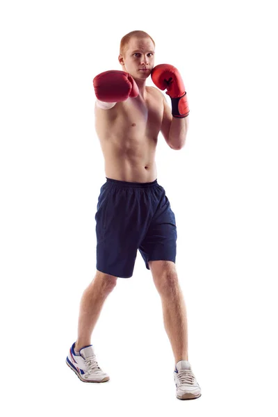 Ganzkörperporträt eines jungen männlichen Boxers, der vor weißem Hintergrund die Muskeln spielen lässt — Stockfoto