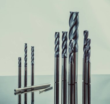 Matkaplar ve kesiciler için cam yüzeyinde metal işi.