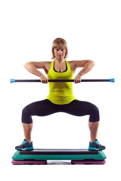 Fitness kvinna utövar med tvärslån. Isolerad på vit bakgrund. — Stockfoto