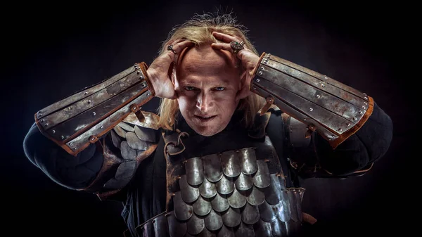Kraftfull blond knight på en mörk bakgrund — Stockfoto