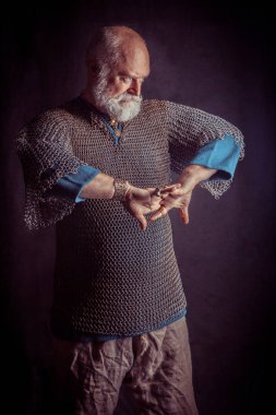 Koyu arka plan üzerinde güçlü sakallı knight