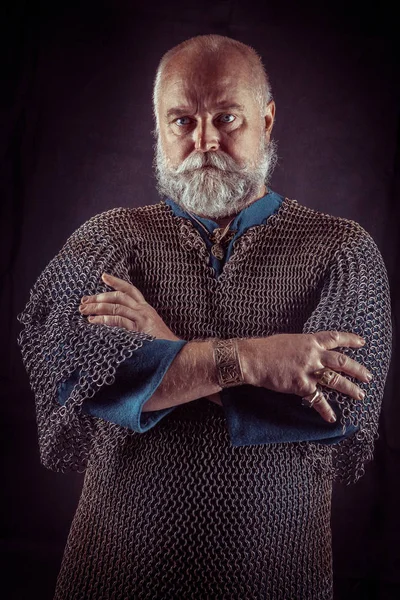 Koyu arka plan üzerinde güçlü sakallı knight — Stok fotoğraf