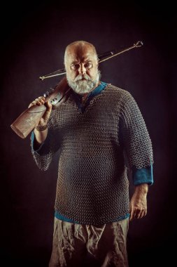 Templar Knight tatar yayı ile poz. Koyu arka plan.