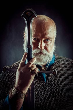 Karanlık bir arka plan üzerinde knight Templar dua portresi.