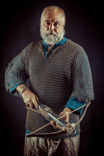 Templar Knight tatar yayı ile poz. Koyu arka plan.
