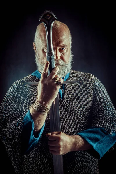 Portrait of praying Templar knight on a dark background. — Stock Photo, Image