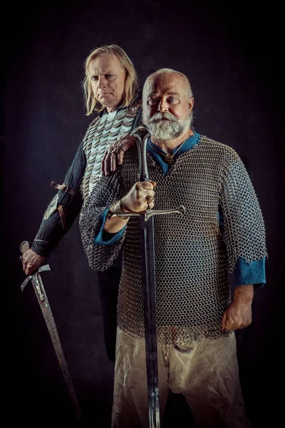 Két erős lovag karddal a sötét háttér — Stock Fotó