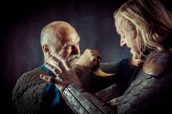 Dagger fight between two medieval knights on the dark background — Stock Photo, Image