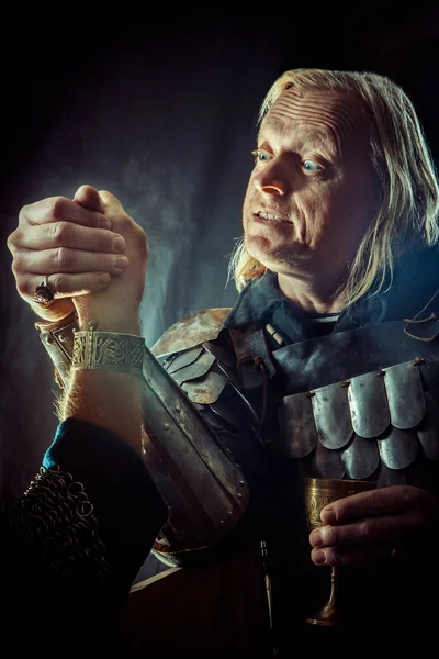 強力な騎士がハードのアーム レスリングの試合 — ストック写真