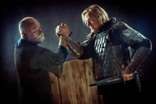 Medieval knights have a hard arm wrestling match — Stock Photo, Image