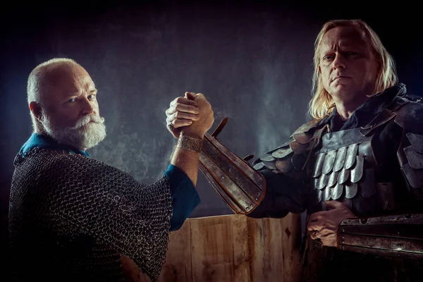 Medieval knights have a hard arm wrestling match — Stock Photo, Image