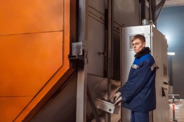 Şişirme plastik büyük fabrika fırında. Yüksek teknoloji. güvenilir donanım Avrupa üreticisi.