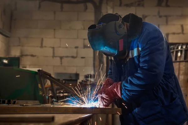 Soudeur industriel en acier en usine — Photo