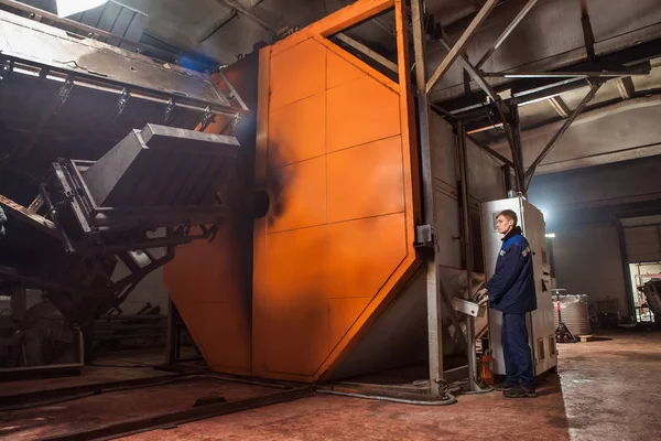 Moldeo de plásticos en el enorme horno de la fábrica. Hi-tech. Equipo confiable Fabricante europeo . —  Fotos de Stock