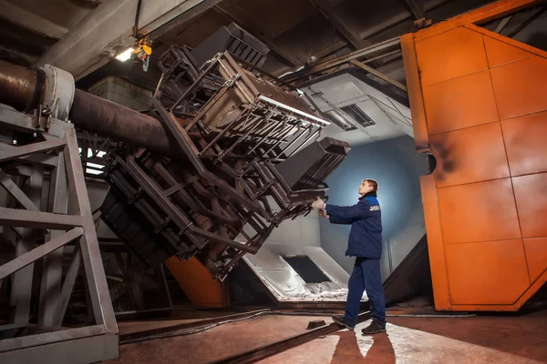 Moldagem de plásticos no enorme forno da fábrica. Oi-tecnologia. Equipamento confiável Fabricante europeu . — Fotografia de Stock