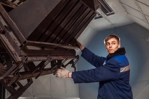 Spuitgieten van kunststoffen in de enorme fabriek oven. Hi-Tech. Europese fabrikant van betrouwbare apparatuur. — Stockfoto