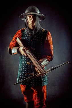 Yay Ortaçağ kostüm ile genç crossbowman