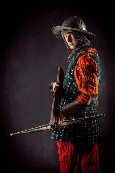 Молодой арбалетчик в средневековом костюме — стоковое фото