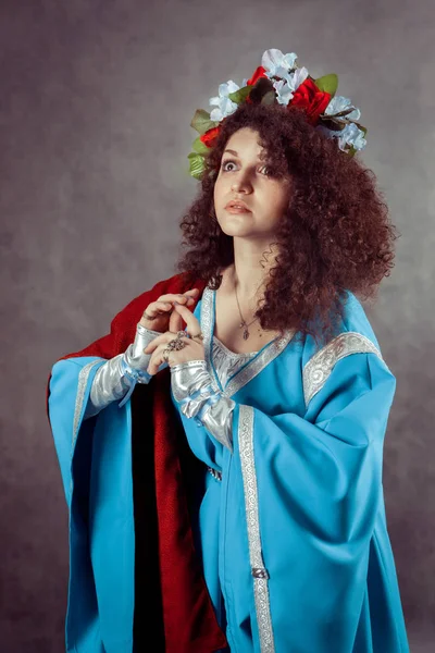 Hermosa princesa con colorida corona de flores en su cabeza rizada . — Foto de Stock