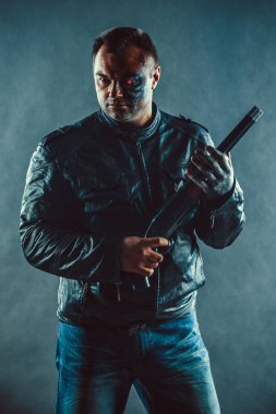 Cyborg insanımsı av tüfeği ile.