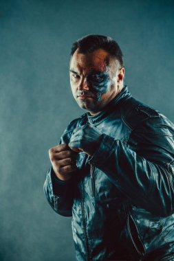 Tehlikeli güçlü adam korkutuyor ve yüzünde yanıklar.
