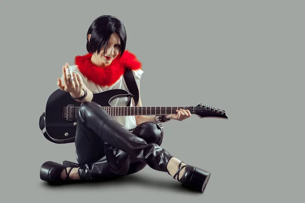 Elektro gitar çalmak genç çekici rock kız — Stok fotoğraf