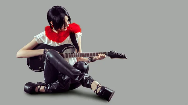 Young attractive rock girl playing the electric guitar — Stock Photo, Image