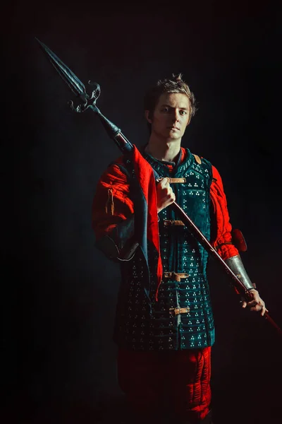 Jeune guerrier médiéval avec la lance. Fond sombre . — Photo