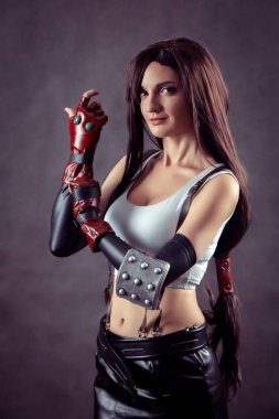 Genç kadın süper kahraman ya da superwoman olarak poz