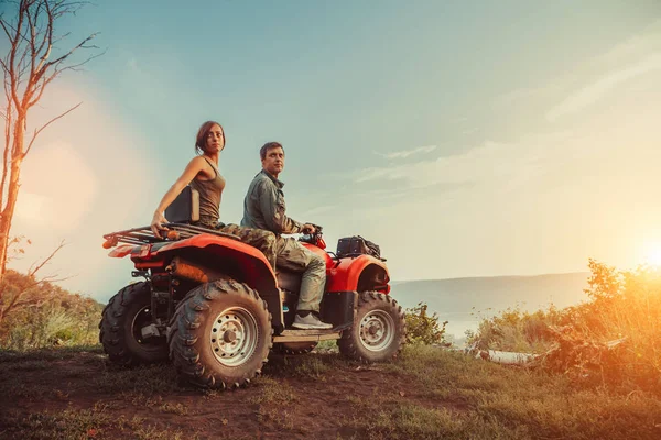 Schönes Paar beobachtet den Sonnenuntergang von tbeautiful couple i — Stockfoto