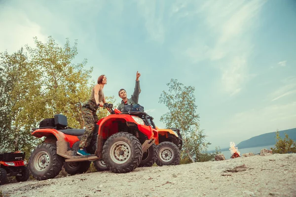 Schönes Paar beobachtet den Sonnenuntergang von tbeautiful couple i — Stockfoto