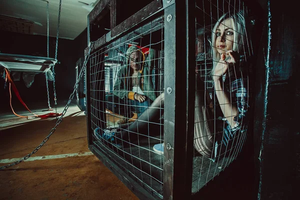 Un maniaque sanguinaire et sa victime féminine dans la cage . — Photo