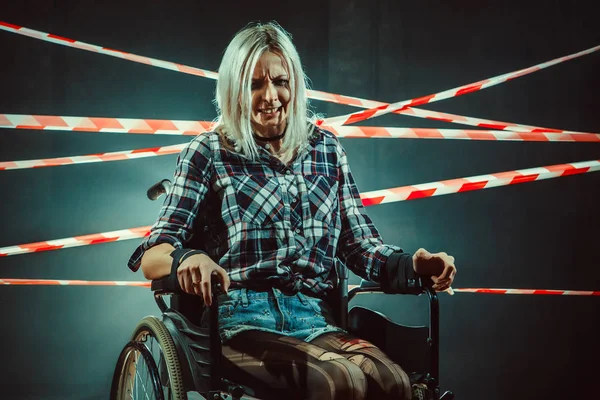 Красивая женщина в инвалидной коляске на темном фоне . — стоковое фото