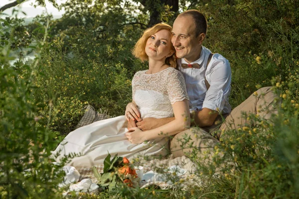 Attraktives Paar genießt romantisches Picknick bei Sonnenuntergang auf dem Land — Stockfoto