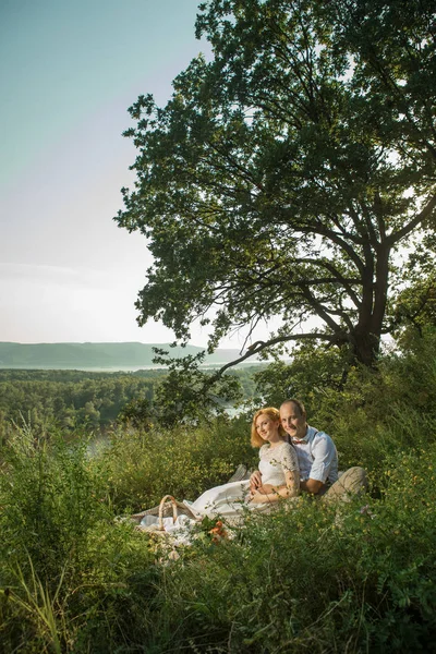 Attractive Couple Enjoying Romantic Sunset Picnic in the Countryside — Stock Photo, Image