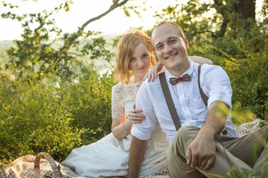 Kırsal romantik günbatımı piknik zevk çekici çift