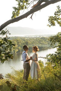 Tepenin üstünde romantik günbatımı zevk çekici çift.