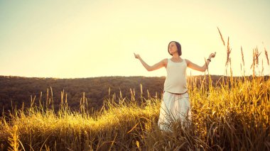 Doğa açık havada üzerinde doğum öncesi yoga yaparken güzel hamile kadın.