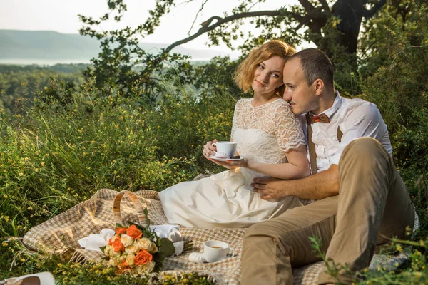 Kırsal romantik günbatımı piknik zevk çekici çift — Stok fotoğraf