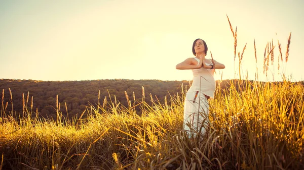 Hermosa mujer embarazada haciendo yoga prenatal en la naturaleza al aire libre . —  Fotos de Stock