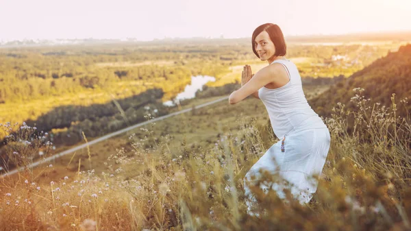 Beautiful pregnant woman doing prenatal yoga on nature outdoors. — Stock Photo, Image