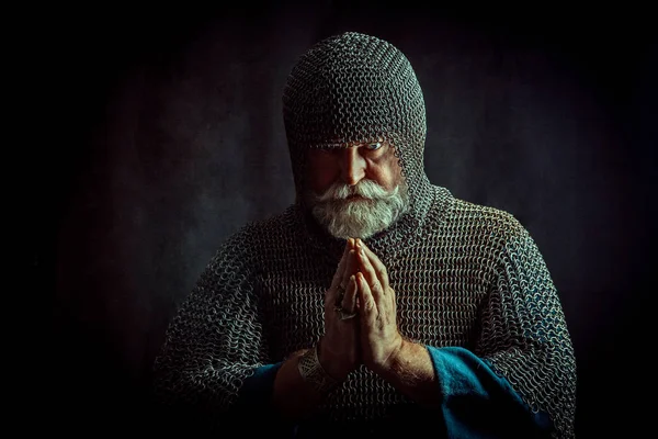 Retrato de rezar cavaleiro templário sobre um fundo escuro . — Fotografia de Stock