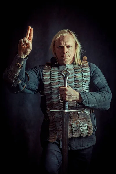 Portrait of praying Templar knight on a dark background. — Stock Photo, Image