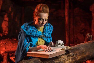 Güzel kırmızı saçlı cadı spellbook ile.