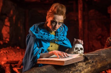 Güzel kırmızı saçlı cadı spellbook ile.