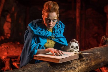 Güzel kırmızı saçlı cadı spellbook ile.