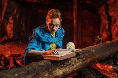 Güzel kırmızı saçlı cadı spellbook ile.