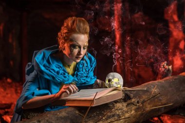 Güzel kırmızı saçlı cadı spellbook ile.