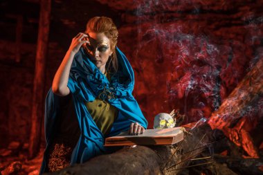 Güzel kırmızı saçlı cadı spellbook ile.